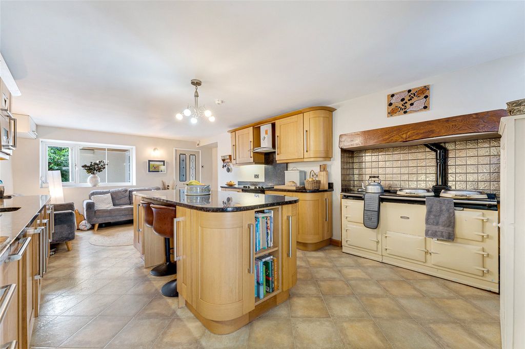 Property photo 3 of 31 Breakfast Kitchen