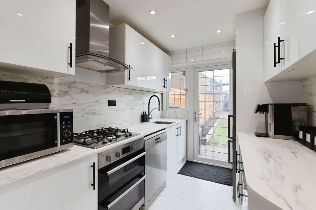 Property photo 2 of 17 5Cloptongreencloptongreenbasildonss142Je-14