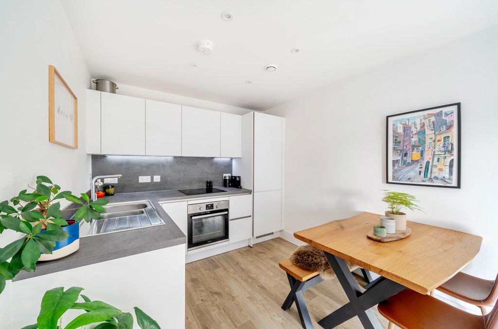 Property photo 3 of 11 1383850-20-691Efe...