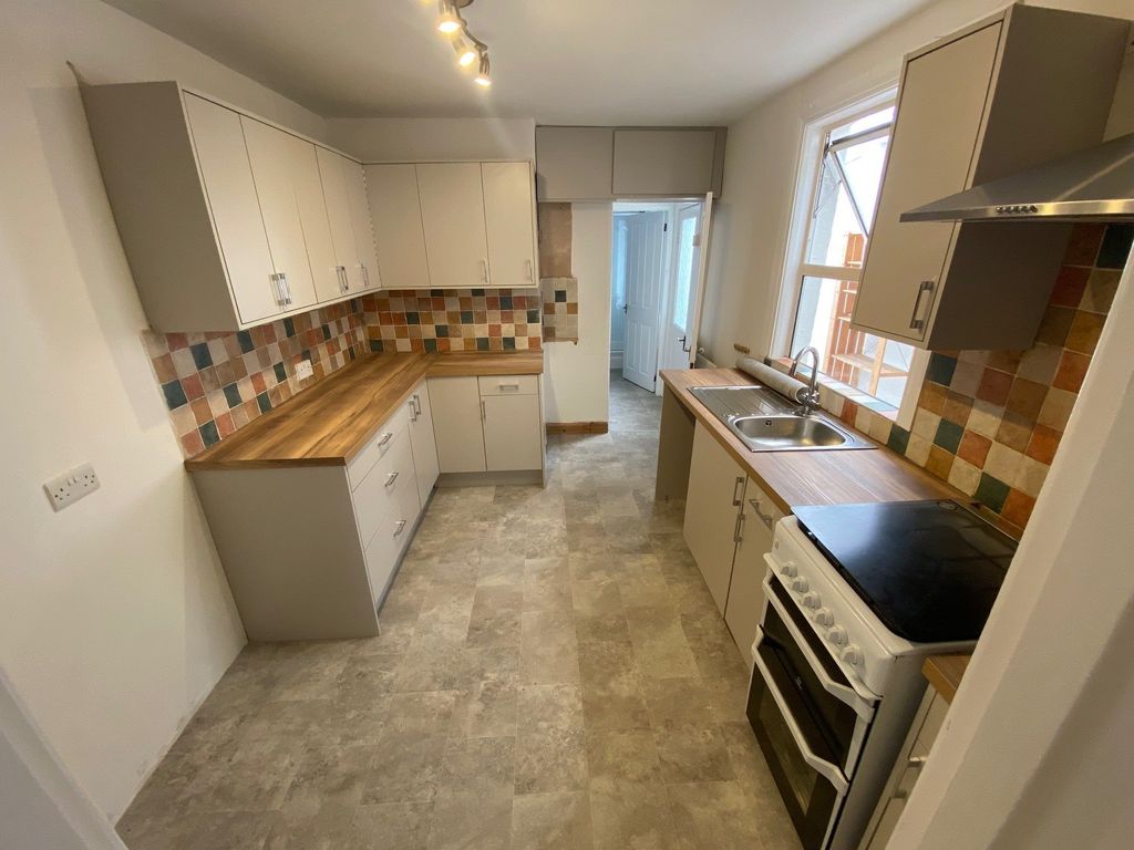 Property photo 3 of 10 Kitchen 1