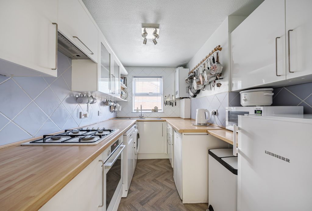 Property photo 2 of 11 1332301-8-688Cfab...