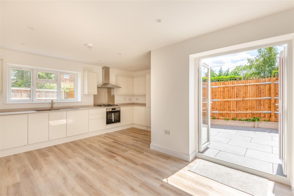Property photo 3 of 28 8655834-Interior08.Jpg