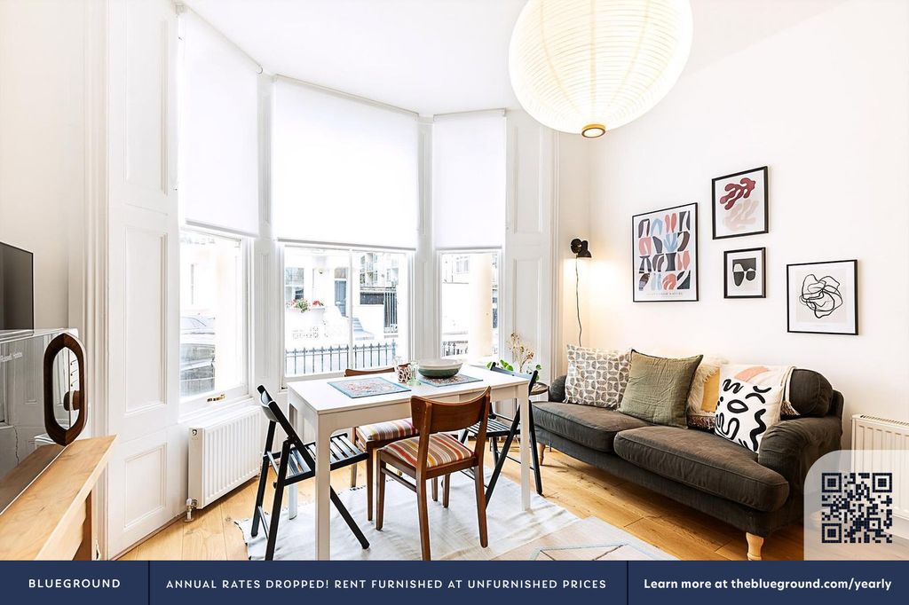 Property photo 3 of 28 Living Room