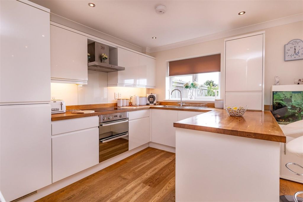 Property photo 2 of 29 61 Upland Road (5).Jpg