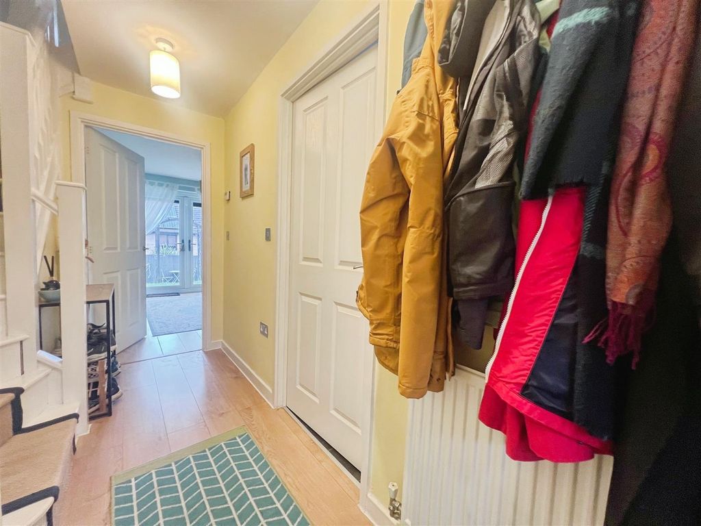 Property photo 2 of 22 Entrance Hall