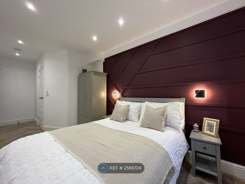 Property photo 1 of 16 Room 5