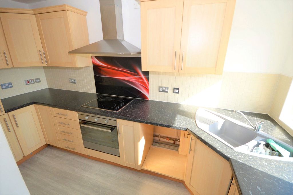 Property photo 3 of 8 Kitchen