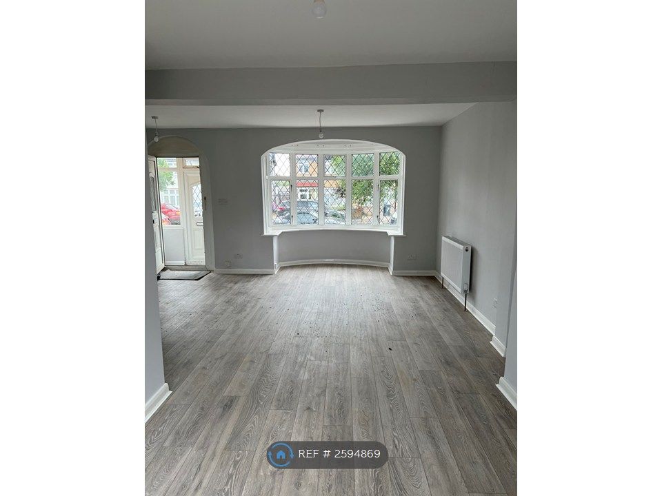Property photo 1 of 10 Living Space