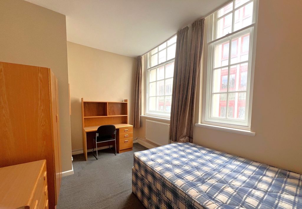Property photo 3 of 11 Bright Bedroom With Large Windows And Study Desk...