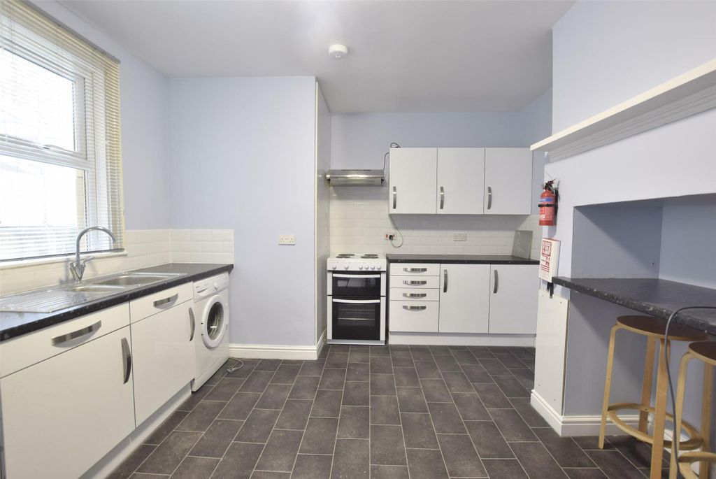 Property photo 3 of 11 Kitchen