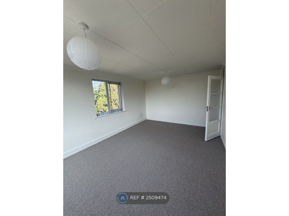Property photo 3 of 13 Lounge