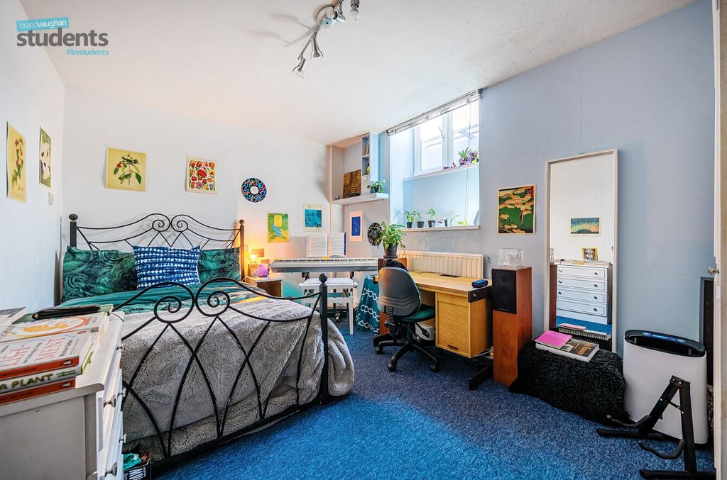 Property photo 1 of 9 Bedroom