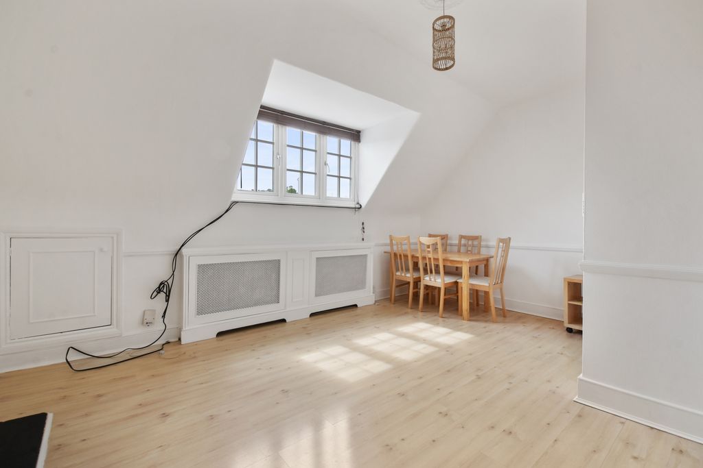 Property photo 1 of 8 Photo 7