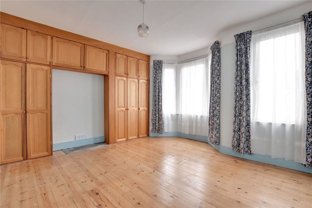 Property photo 2 of 18 Picture No. 16