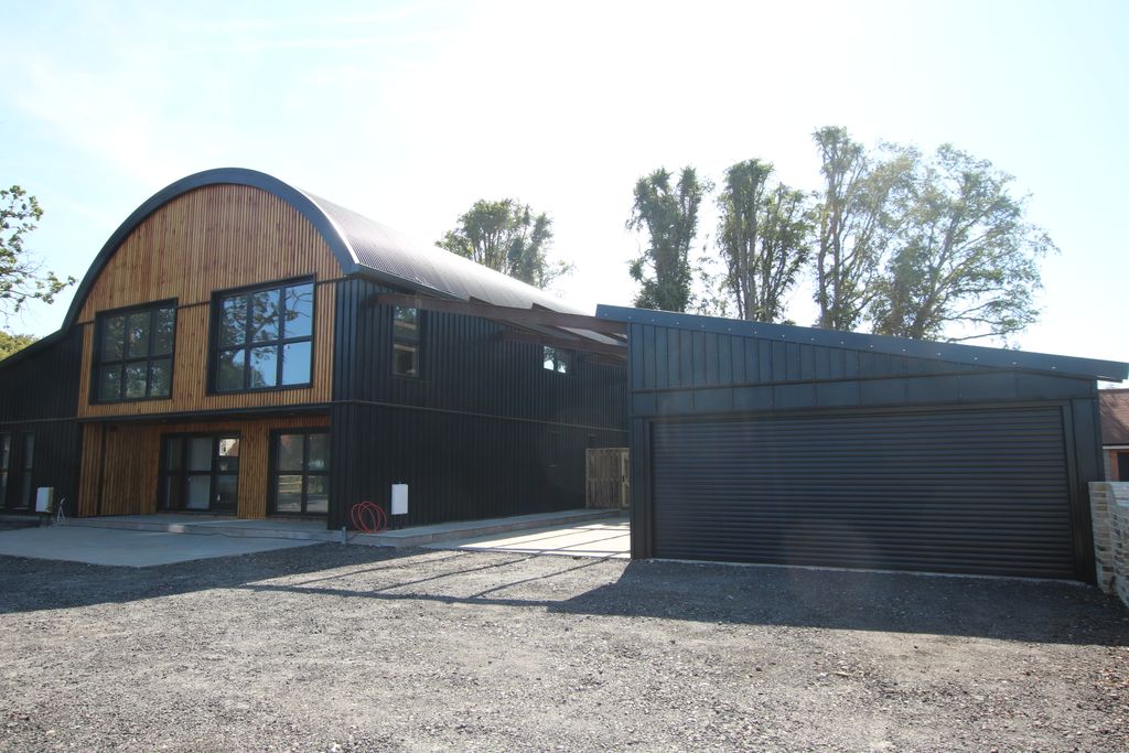 Property photo 1 of 7 Grainstorec