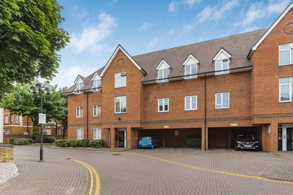 2 bed flat for saleBluecoat Court, Hertford SG14