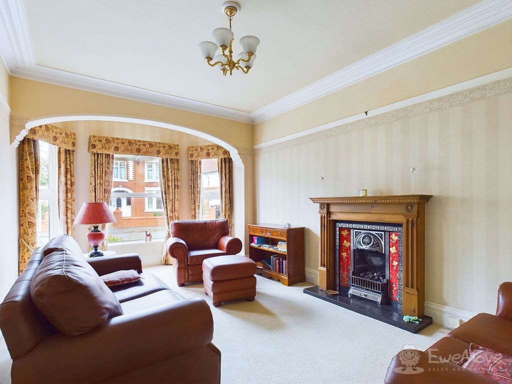Property photo 2 of 16 Lounge