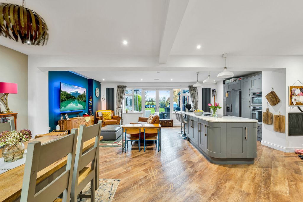 Property photo 2 of 36