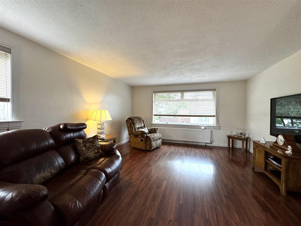 Property photo 2 of 20 Lounge