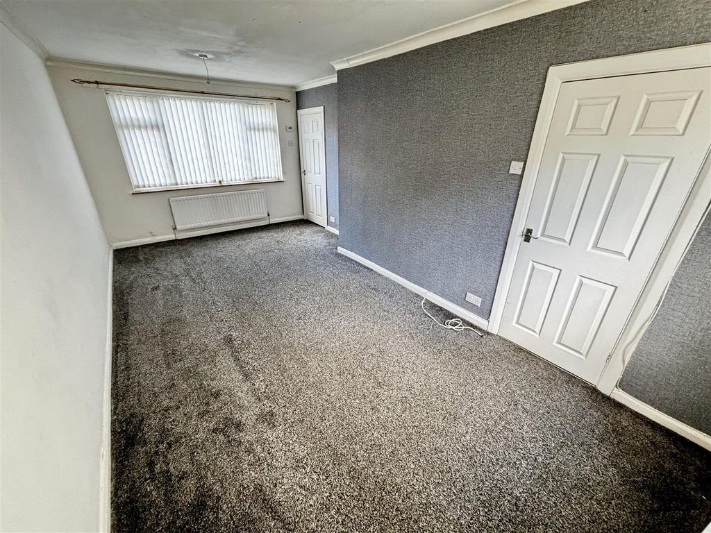 Property photo 3 of 11 Living Room