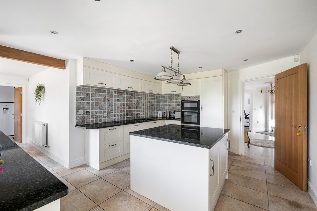 Property photo 3 of 31 Fully Fitted Kitchen