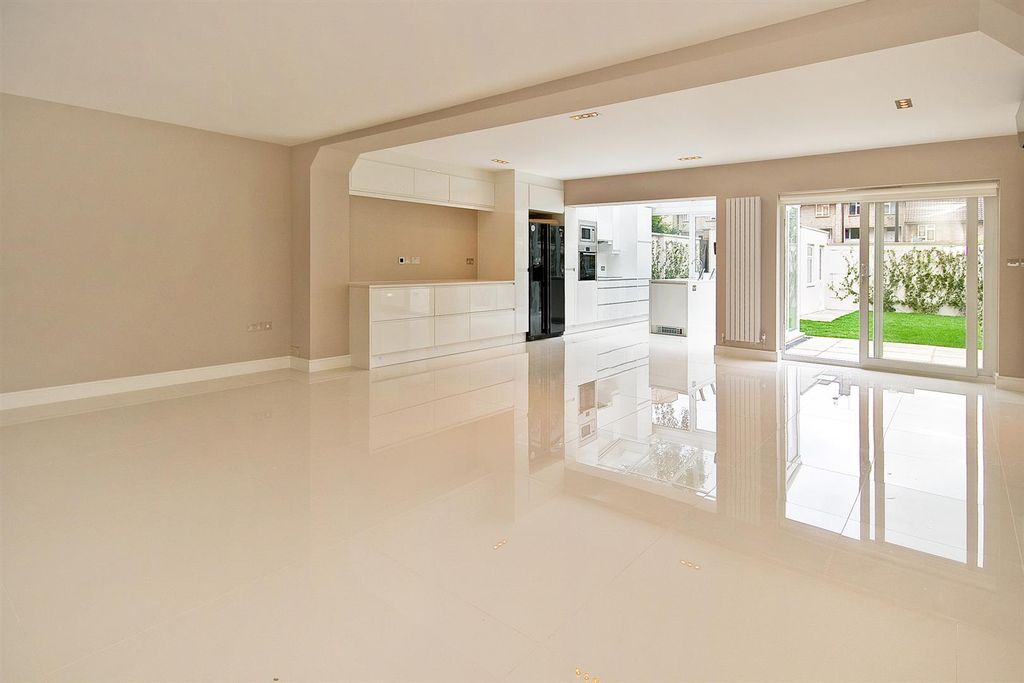 Property photo 3 of 16 3 Court Close-Rec1.Jpg