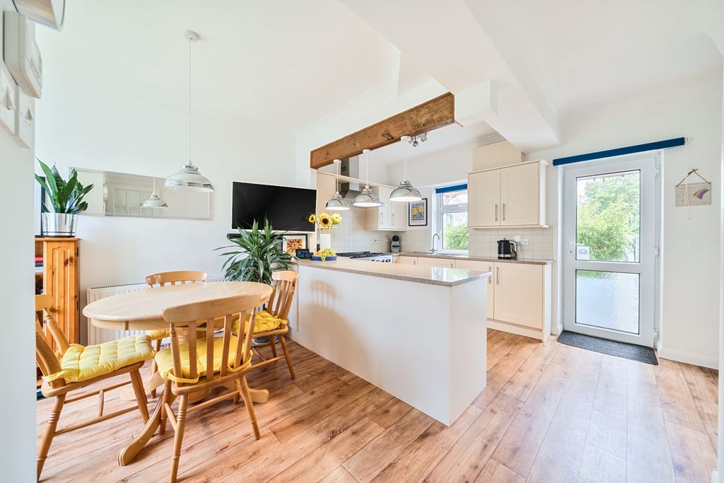 Property photo 2 of 22 1334607-12-6899E16Bc6c02