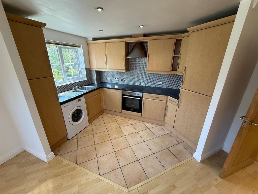 Property photo 3 of 21 Kitchen