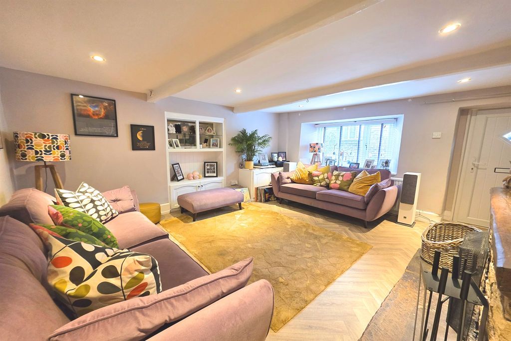Property photo 3 of 11 Lounge