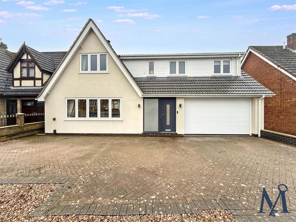 Property photo 2 of 32 Driveway