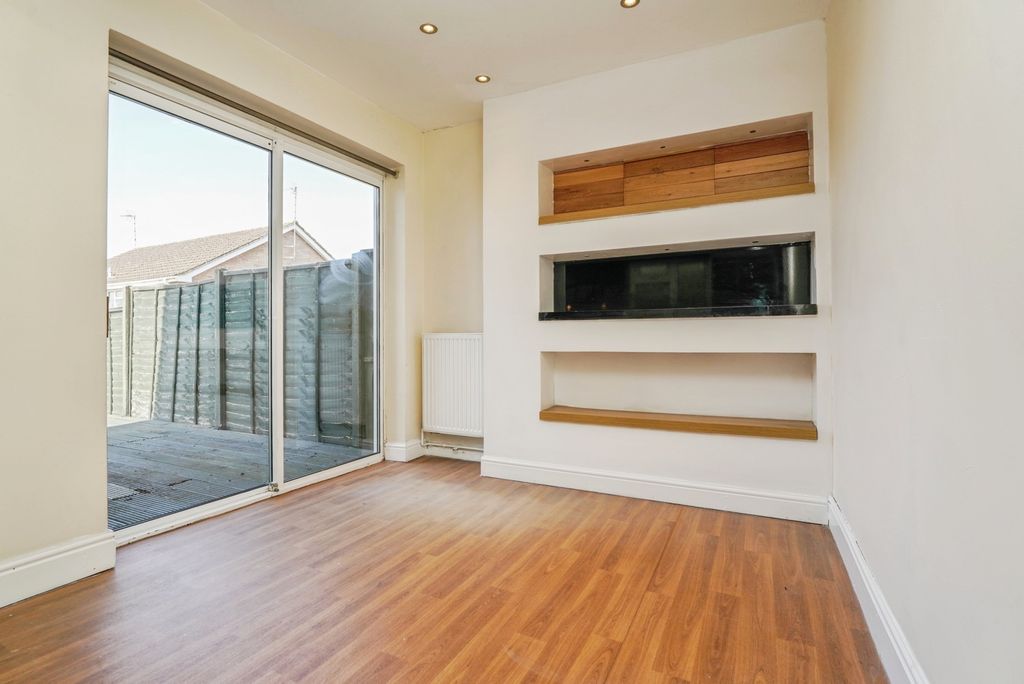 Property photo 3 of 16 Dining Area