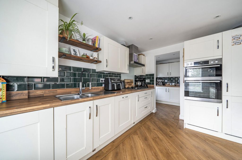 Property photo 3 of 23 Kitchen