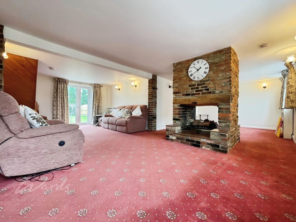 Property photo 2 of 13 Lounge (2)