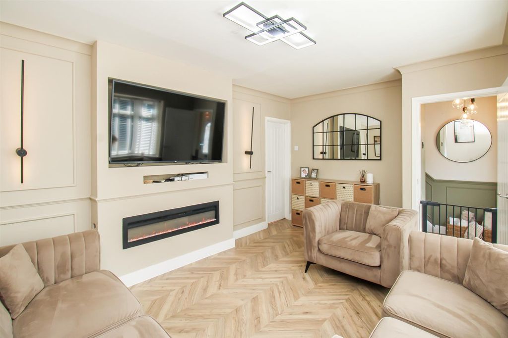Property photo 1 of 12 Living Room