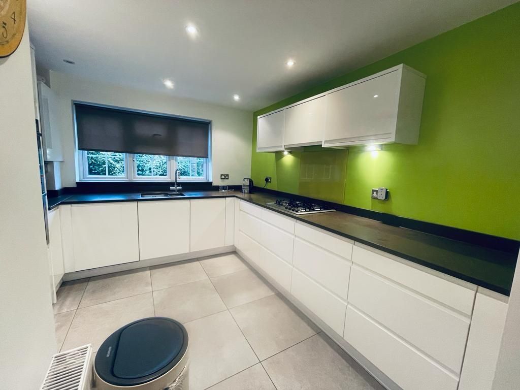 Property photo 3 of 9 Kitchen