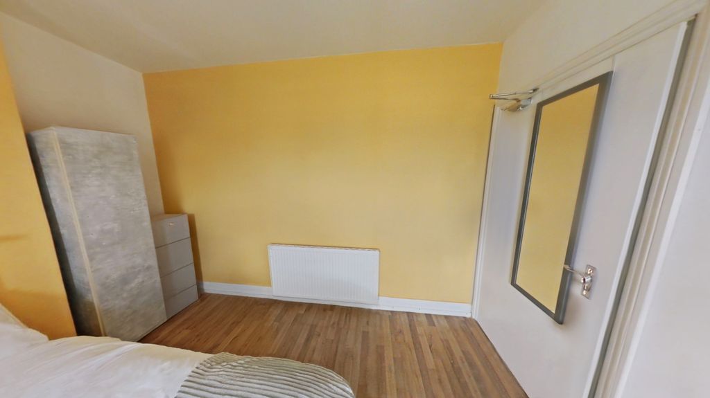 Property photo 3 of 13 £840