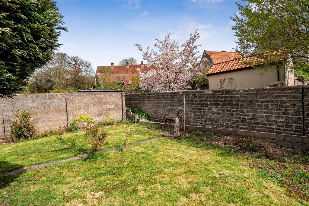 Property photo 2 of 11 Garden