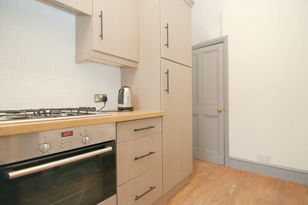 Property photo 3 of 10 Kitchen