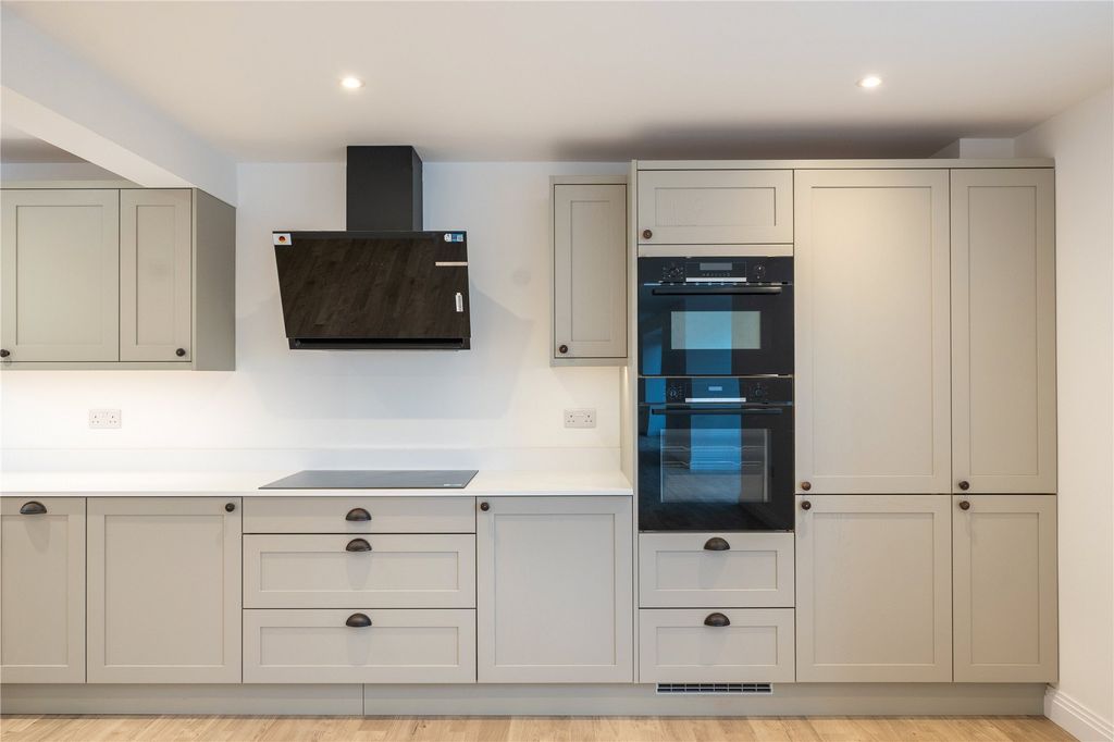 Property photo 3 of 10 Kitchen