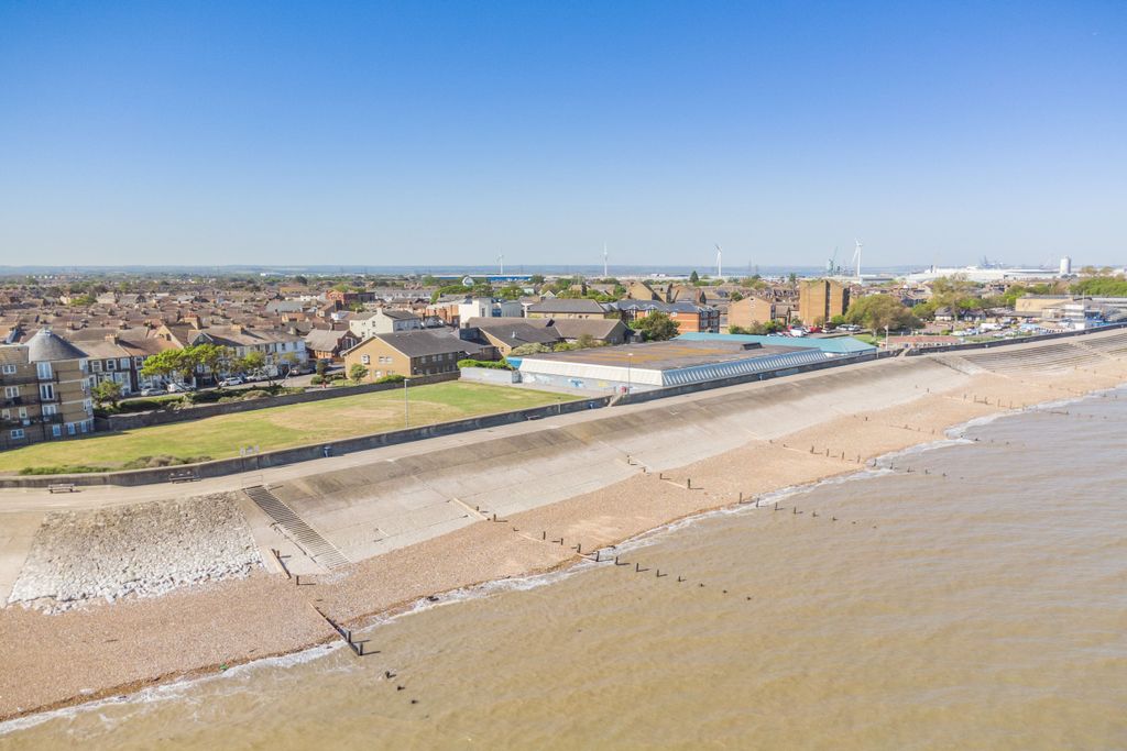 Property photo 2 of 8 Blackburn Lodge, Broadway, Sheerness Me12 1Ra