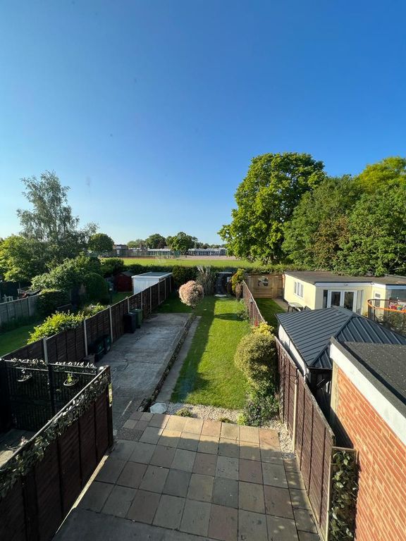 Property photo 1 of 25 3 Bedroom House For Rent In En8