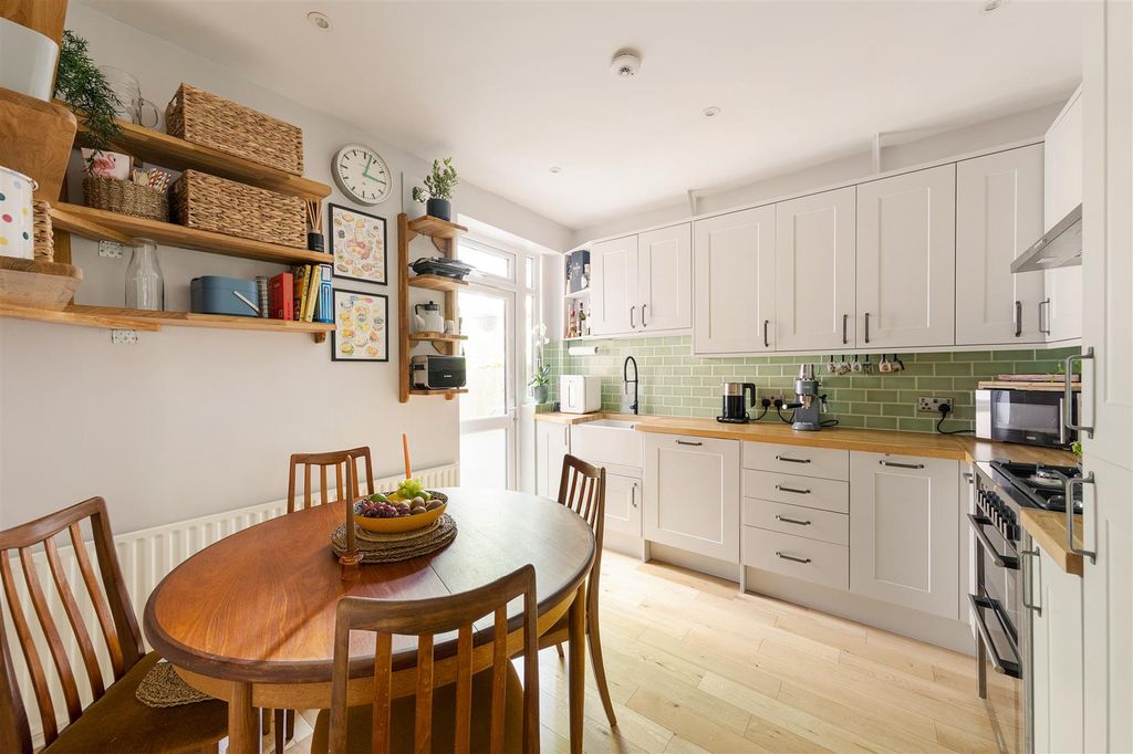 Property photo 3 of 35 Winns Avenue, E17