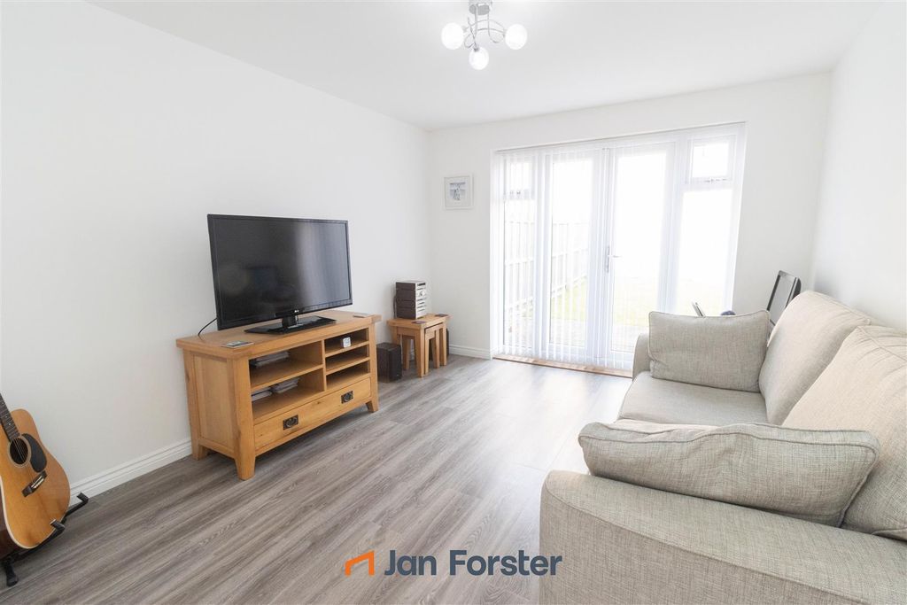 Property photo 2 of 15 Lounge