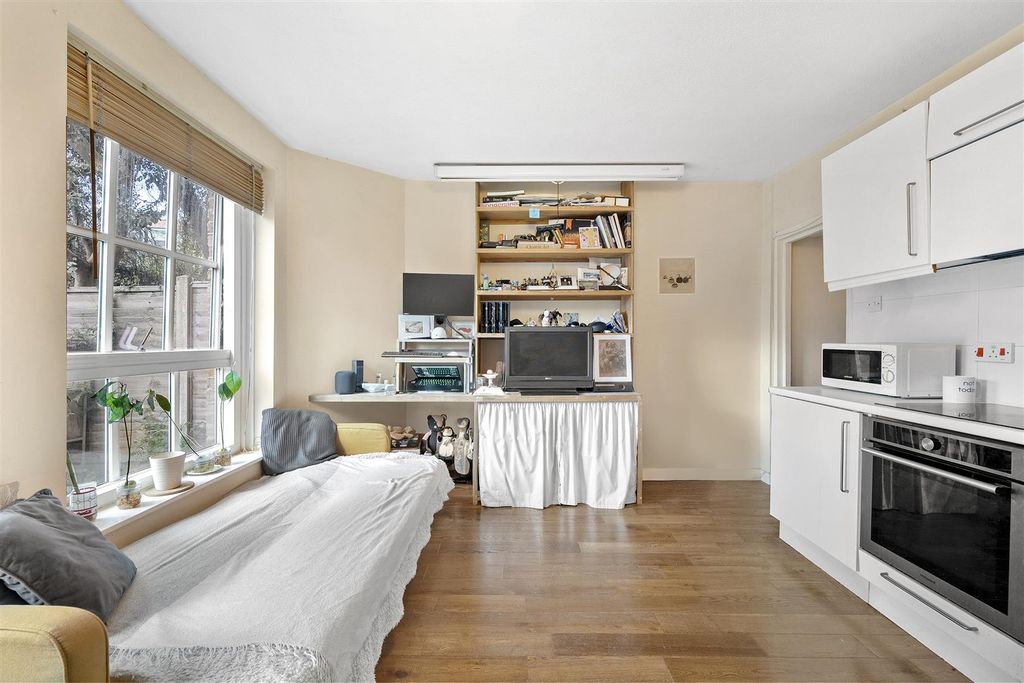 Property photo 3 of 10 Lounge/Kitchen