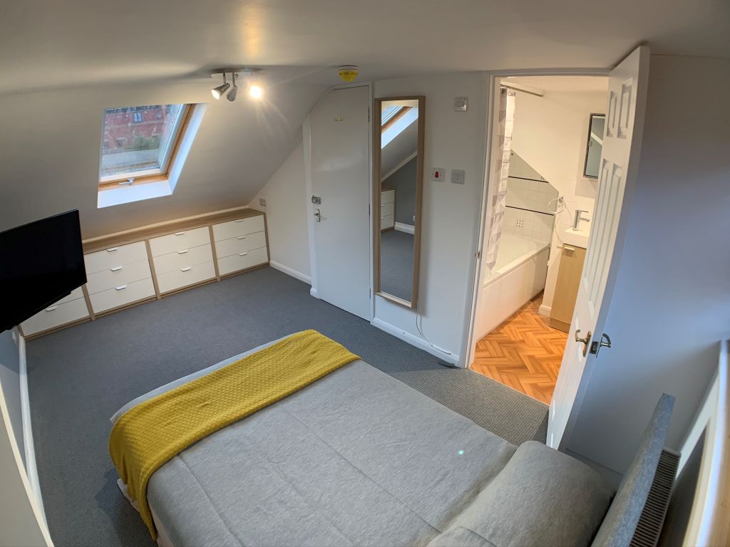 Property photo 2 of 6 Bedroom