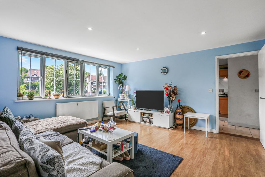 Property photo 1 of 13 1705045760 - 6, 6 Foxley Lane, Cr8 - 14