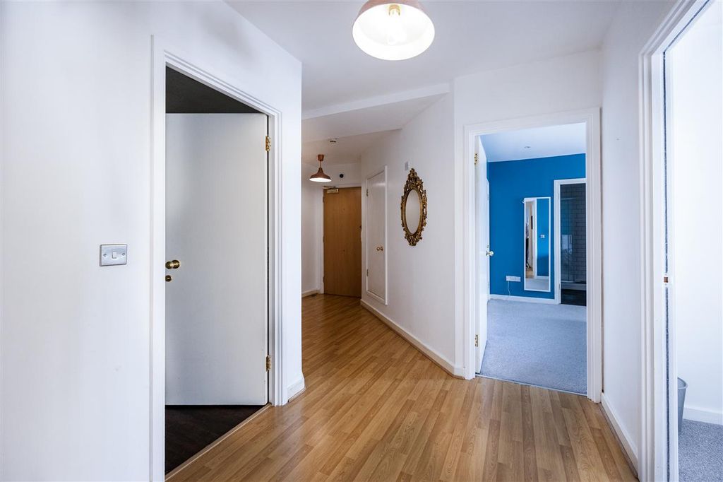 Property photo 3 of 14 Hallway