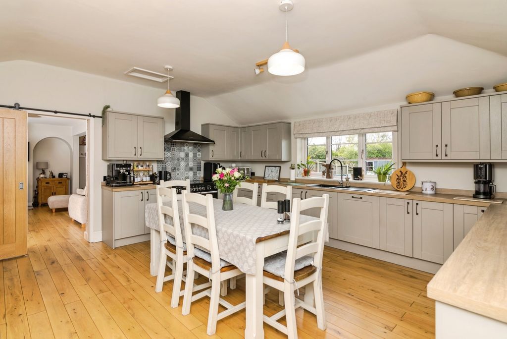 Property photo 3 of 20 Kitchen
