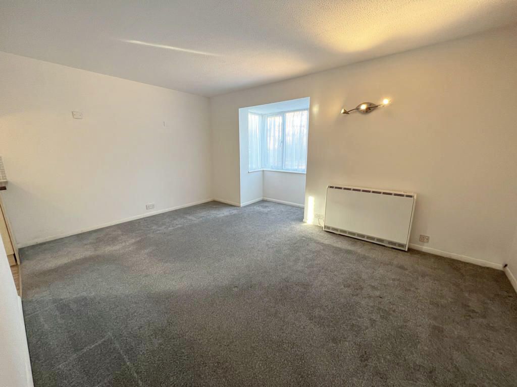Property photo 2 of 6 Living Room/Bedroom