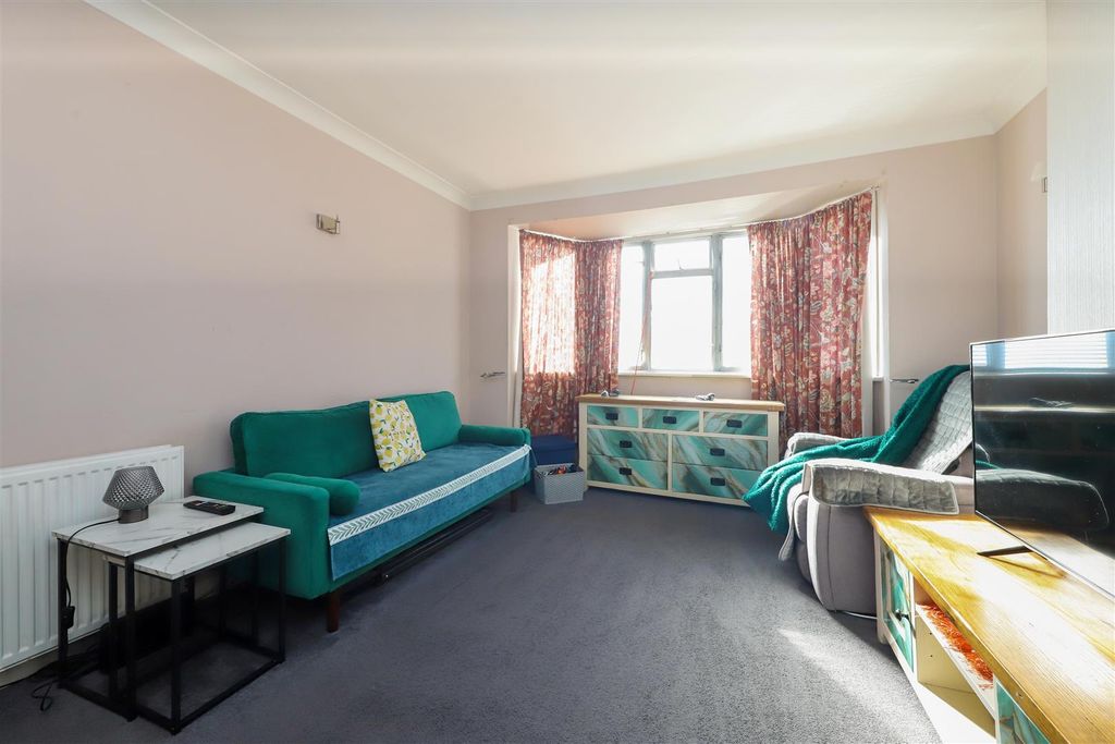 Property photo 3 of 9 Lounge